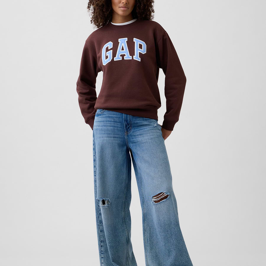 Look con sudadera GAP Chocolate bar brown y prendas combinadas #color_GAP Chocolate bar brown