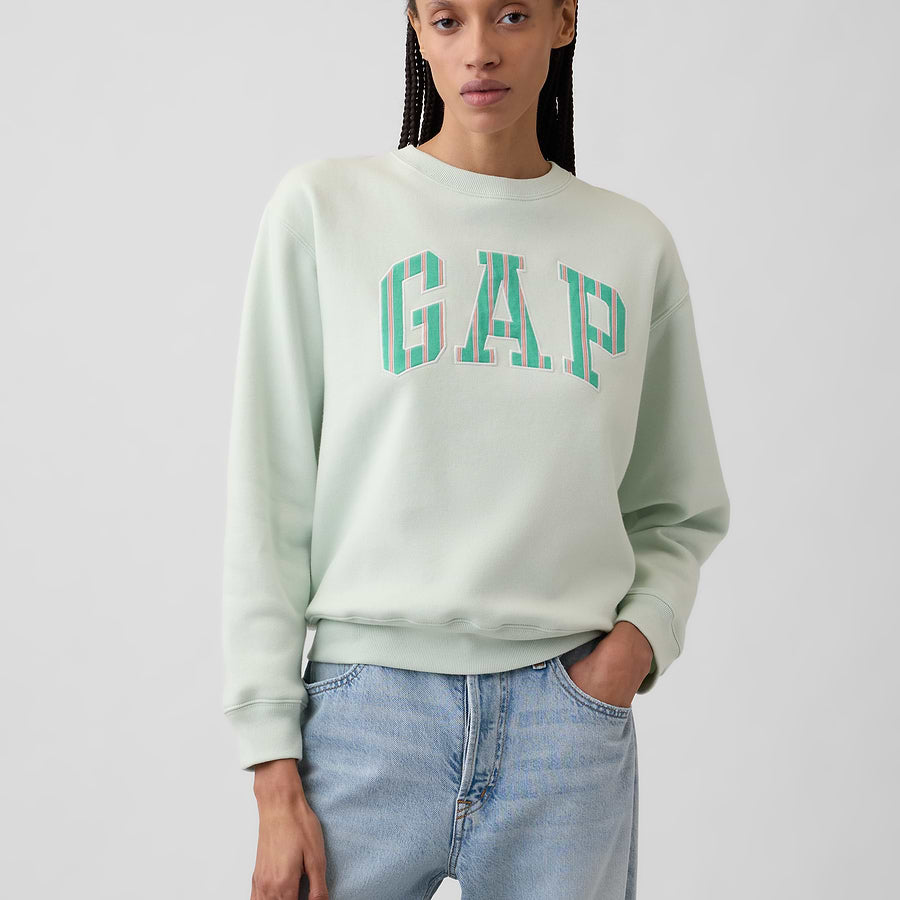 Sudadera GAP Chic mint green puesta en modelo, vista frontal #color_GAP Chic mint green
