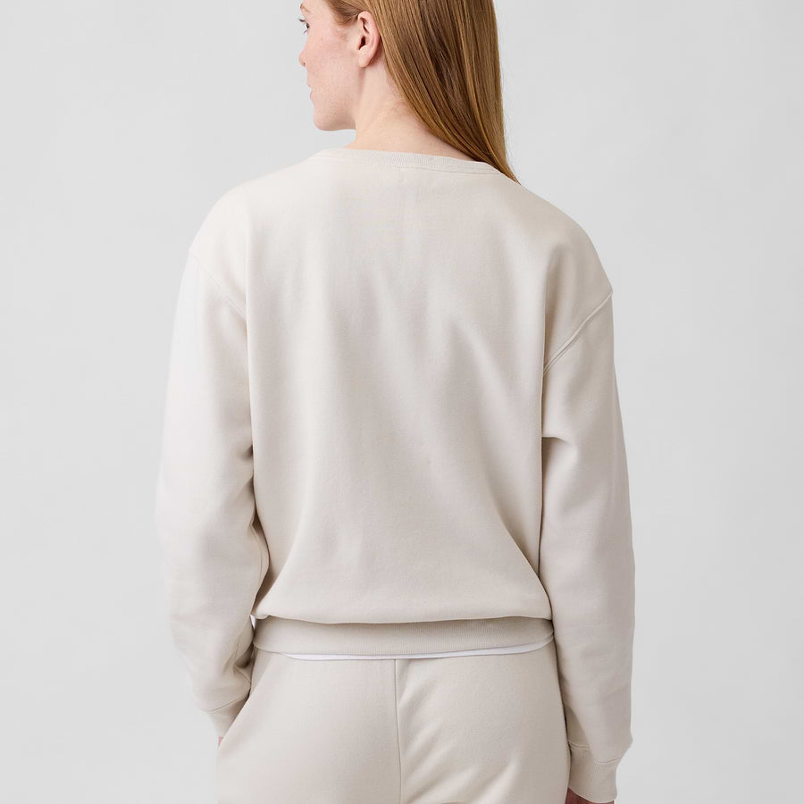 Vista posterior de la sudadera GAP Tan chino en modelo #color_GAP Tan chino