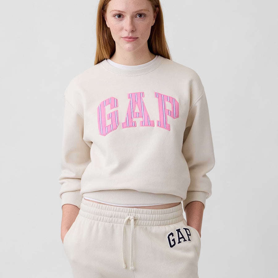 Sudadera GAP Tan chino puesta en modelo, vista frontal #color_GAP Tan chino