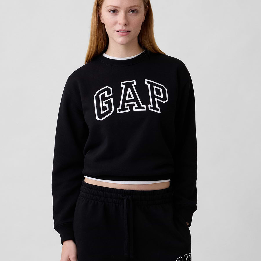 Sudadera GAP Black puesta en modelo, vista frontal #color_GAP Black