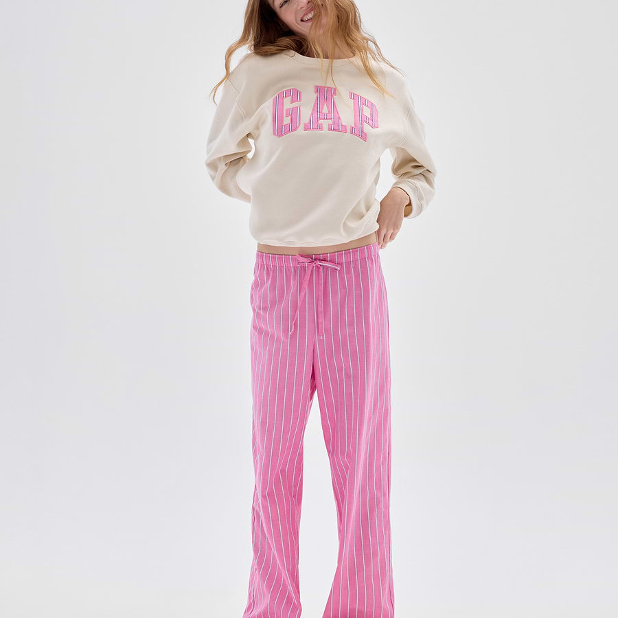 Look con sudadera GAP Tan chino y prendas combinadas #color_GAP Tan chino