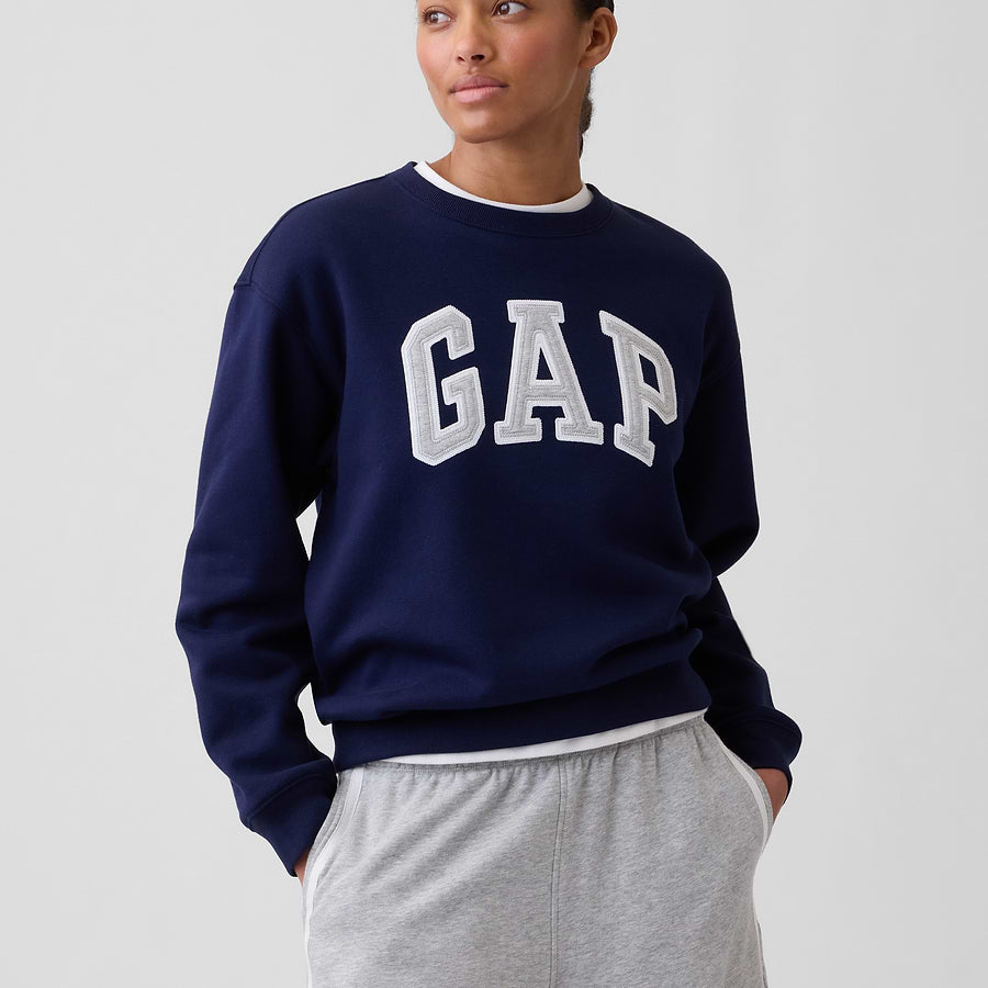 Sudadera GAP Navy uniform puesta en modelo, vista frontal #color_GAP Navy uniform
