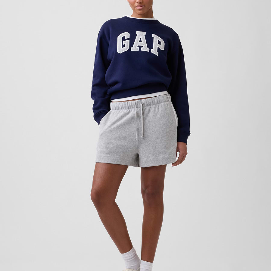 Look con sudadera GAP Navy uniform y prendas combinadas #color_GAP Navy uniform