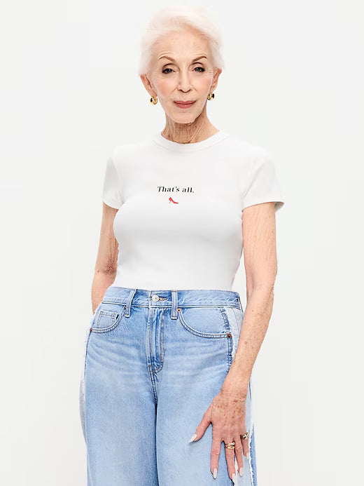 Playera crop blanca Old Navy con frase That’s all y tacón rojo #color_White