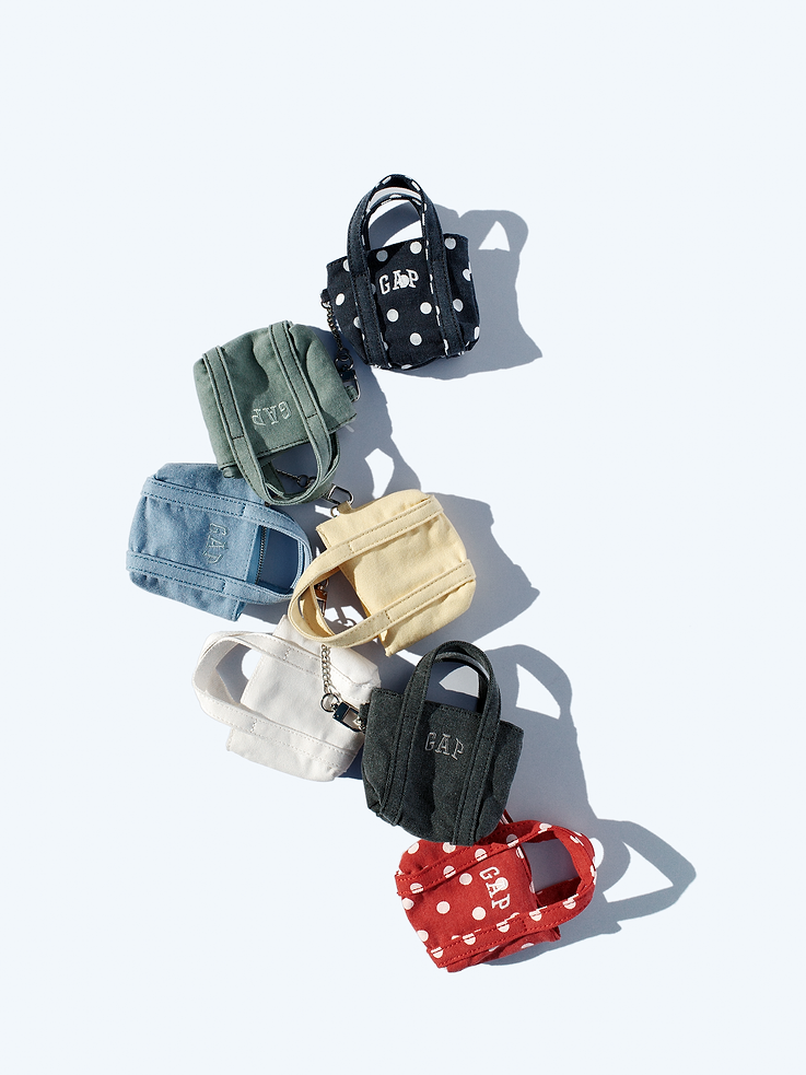 Gap Logo Tote Bag Charm Navy Polka Dot vista adicional #color_GAP Navy Polka Dot
