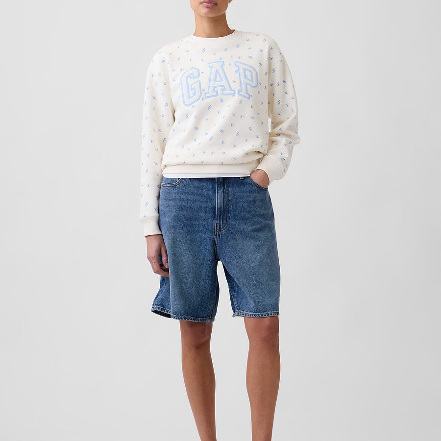 Look con sudadera GAP White blue floral y prendas combinadas #color_GAP White blue floral