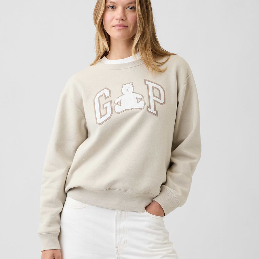 Sudadera GAP Brannan bear puesta en modelo, vista frontal #color_GAP Brannan bear