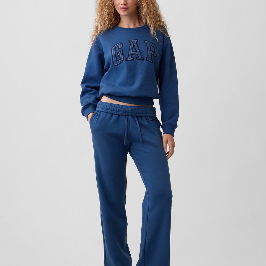Look con sudadera GAP Ibiza sea y prendas combinadas #color_GAP Ibiza sea