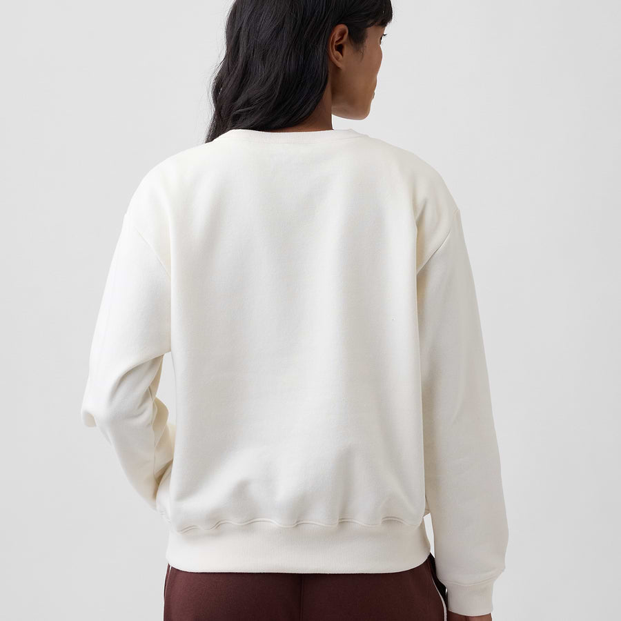 Vista posterior de la sudadera GAP Ivory cream frost en modelo #color_GAP Ivory cream frost