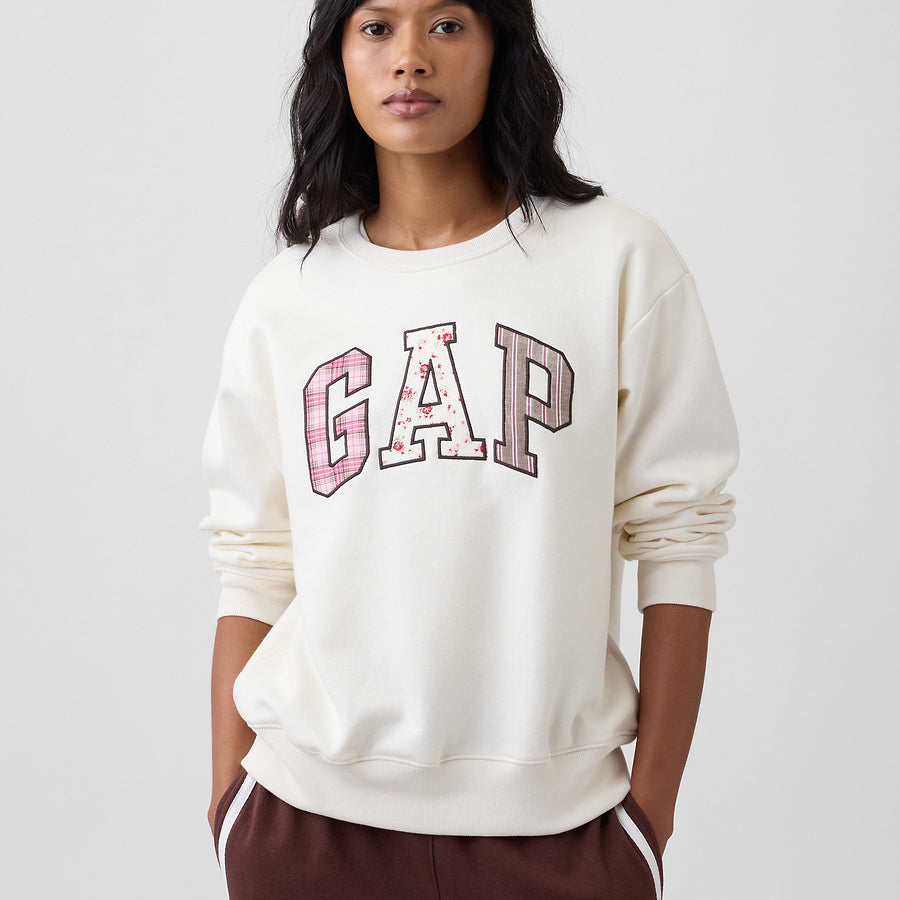 Sudadera GAP Ivory cream frost puesta en modelo, vista frontal #color_GAP Ivory cream frost