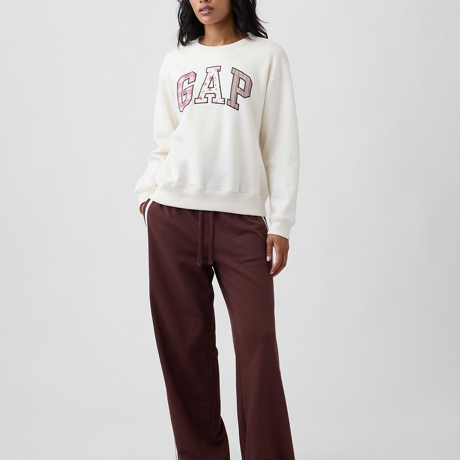 Look con sudadera GAP Ivory cream frost y prendas combinadas #color_GAP Ivory cream frost
