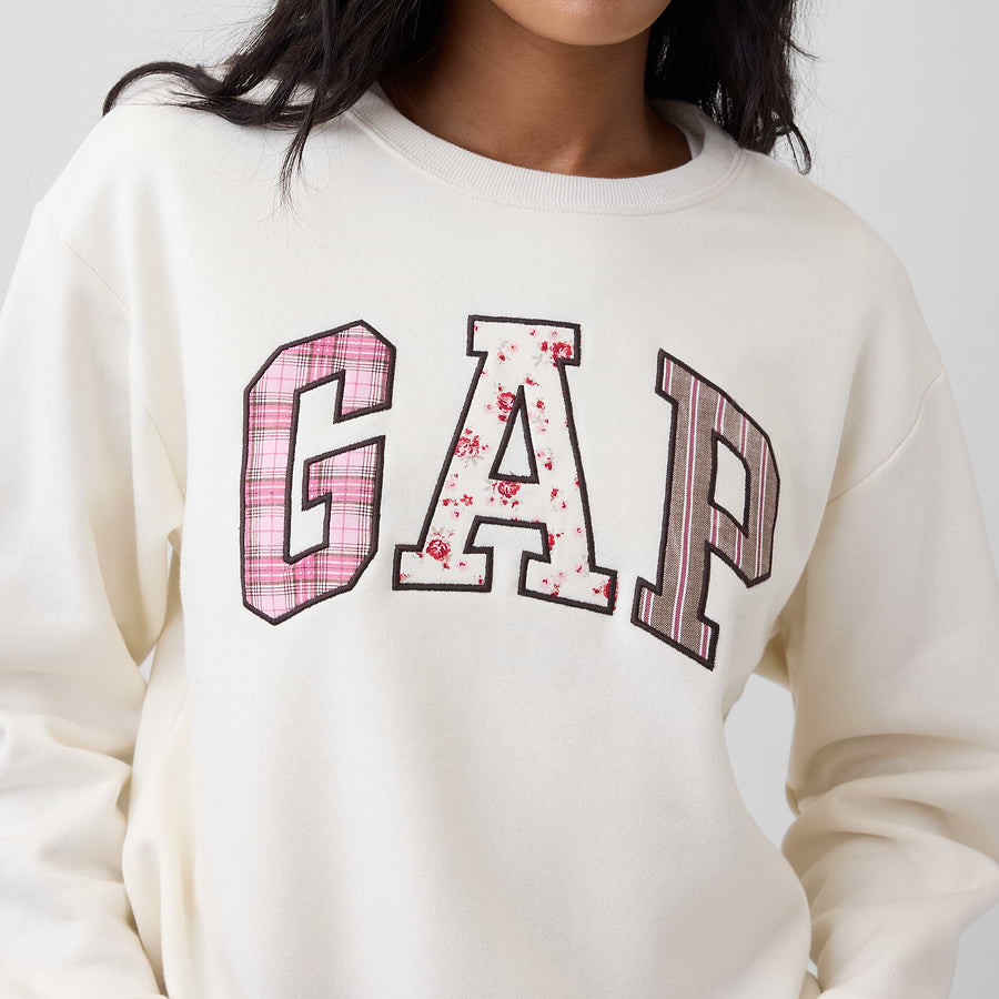 Detalle del logo y la tela de la sudadera GAP Ivory cream frost #color_GAP Ivory cream frost