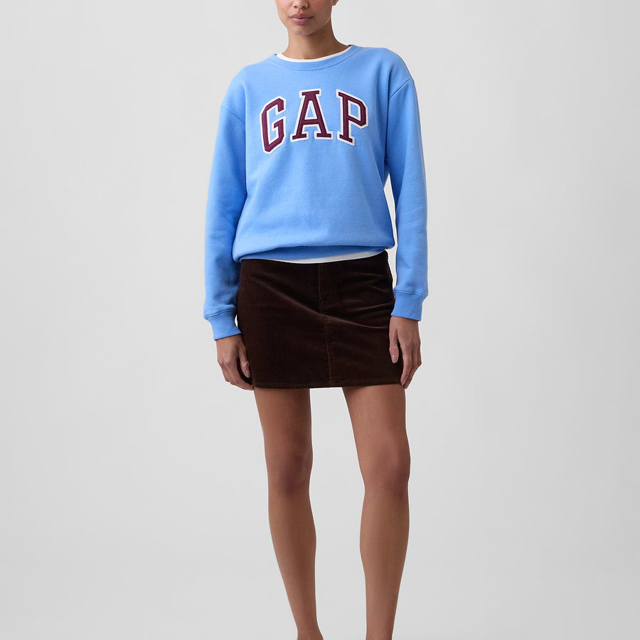 Look con sudadera GAP Blue rain y prendas combinadas #color_GAP Blue rain