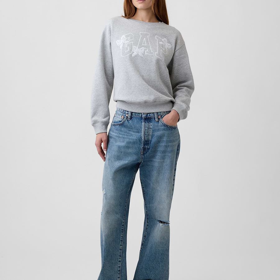 Look con sudadera GAP Bow y prendas combinadas #color_GAP Bow