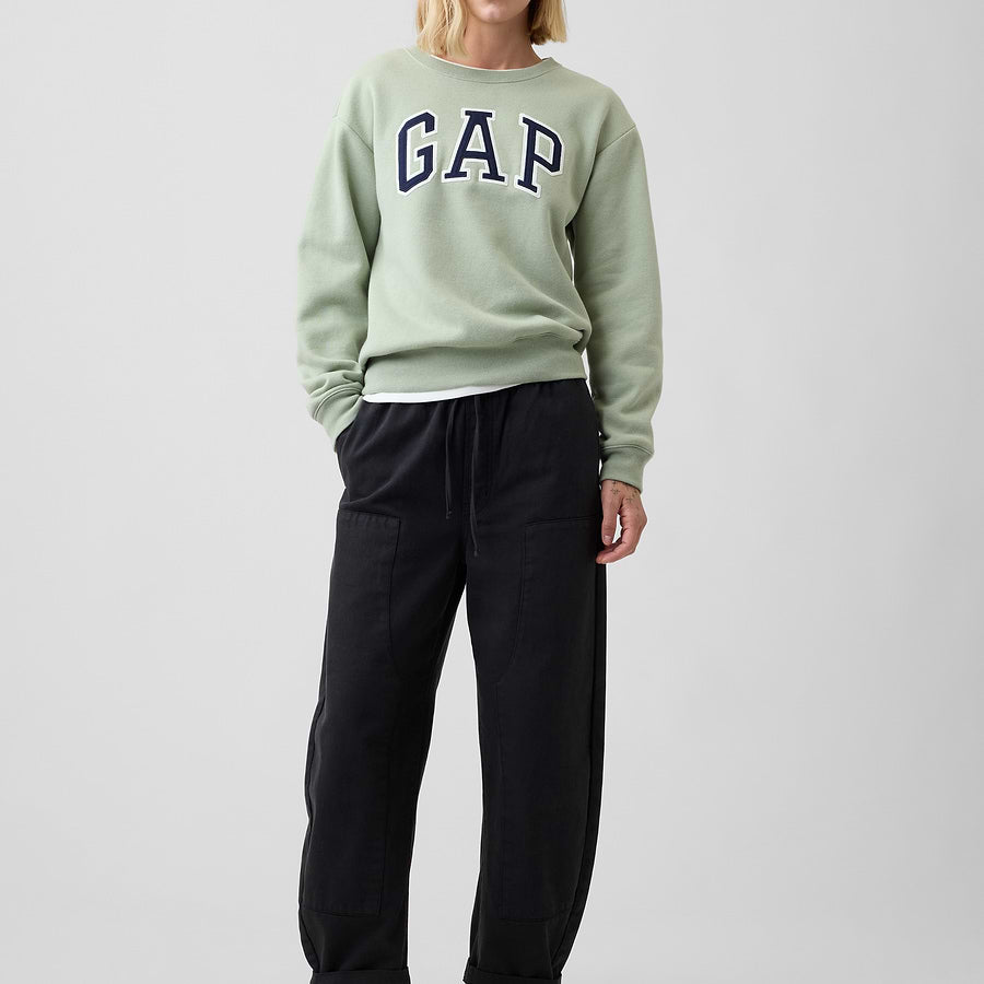 Look con sudadera GAP Desert sage green y prendas combinadas #color_GAP Desert sage green