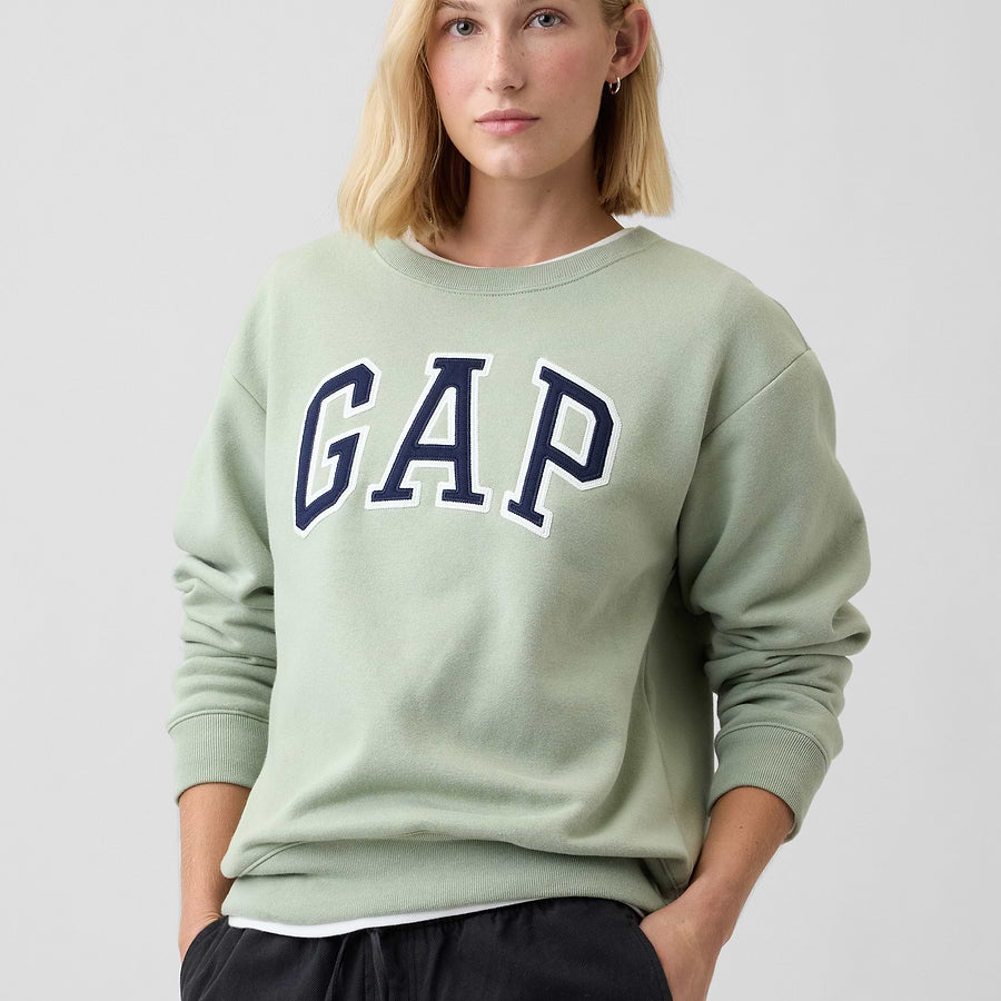 Sudadera GAP Desert sage green puesta en modelo, vista frontal #color_GAP Desert sage green