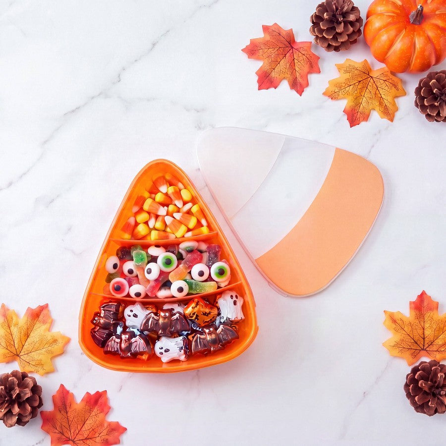 Charola botanera Candy Corn con tres compartimentos servida con dulces y snacks