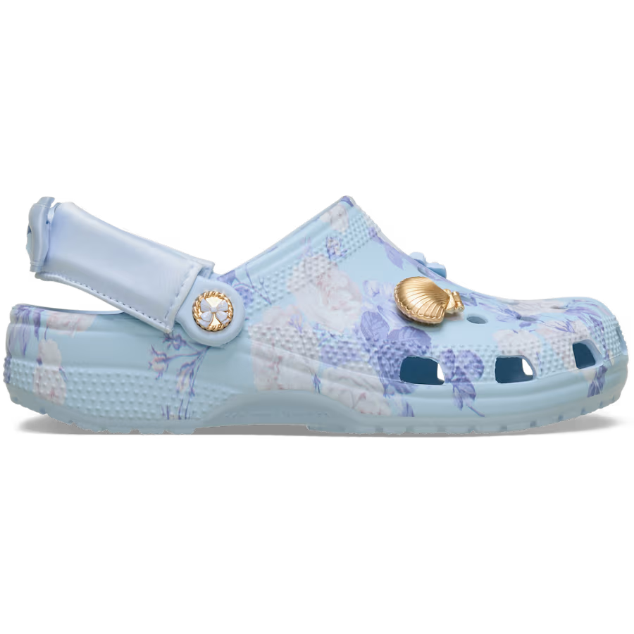 Zuecos Crocs LoveShackFancy azul claro con diseño floral vintage