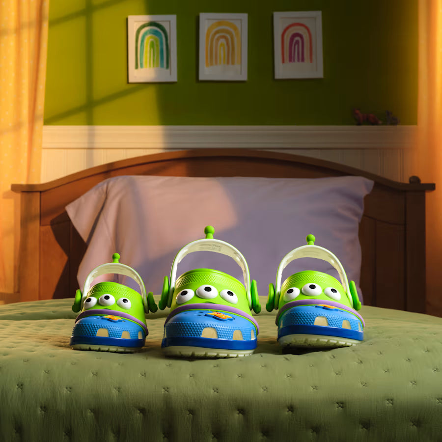 Zuecos Crocs Toy Story Alien Classic Clog para fans de Disney Pixar.