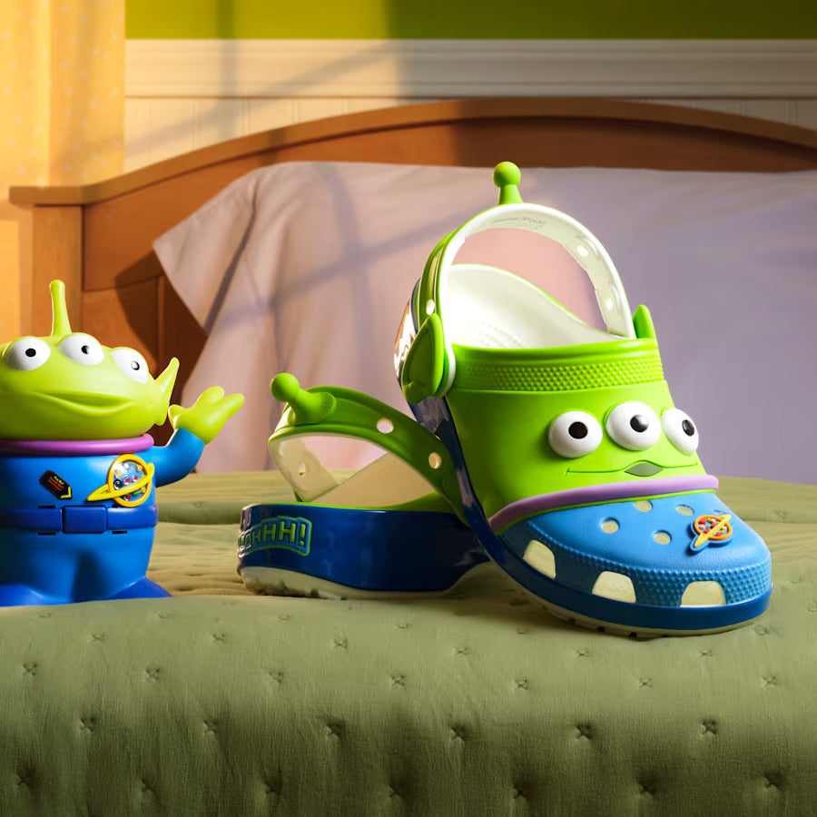 Crocs Alien Classic Clog de Toy Story con ojos, antenas y charms de planeta.