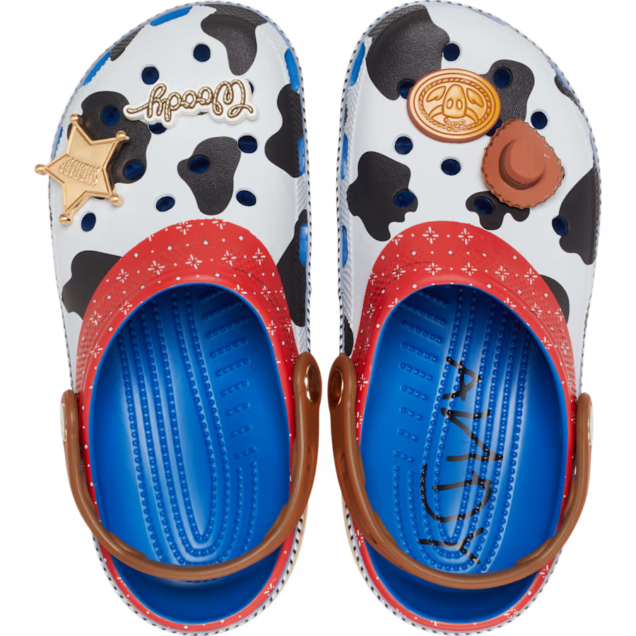 Crocs Disney Pixar Sheriff Woody Classic Clog para fans de Toy Story.