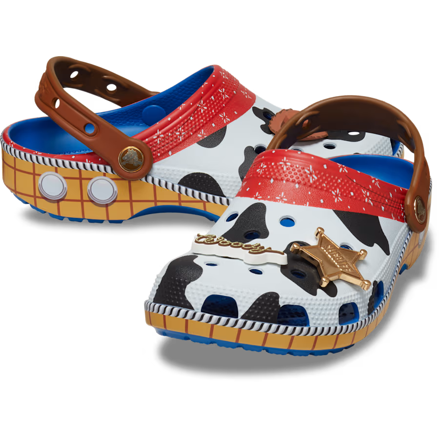 Crocs Toy Story Sheriff Woody con diseño vaquero y Jibbitz exclusivos.