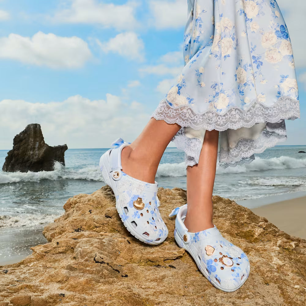 Crocs azules con estampado floral y charms exclusivos LoveShackFancy
