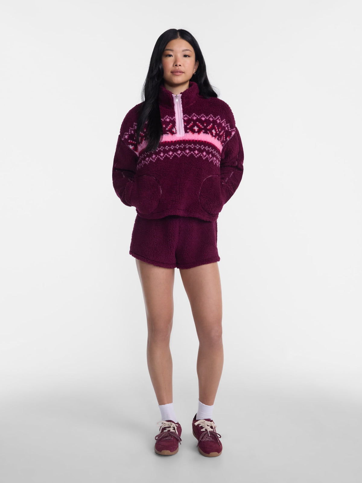 No Boundaries Faux Shearling Plush Pullover para mujer, NOB Dark Cherry Fairisle, fotografía adicional de diseño y corte #color_NOB Dark Cherry Fairisle