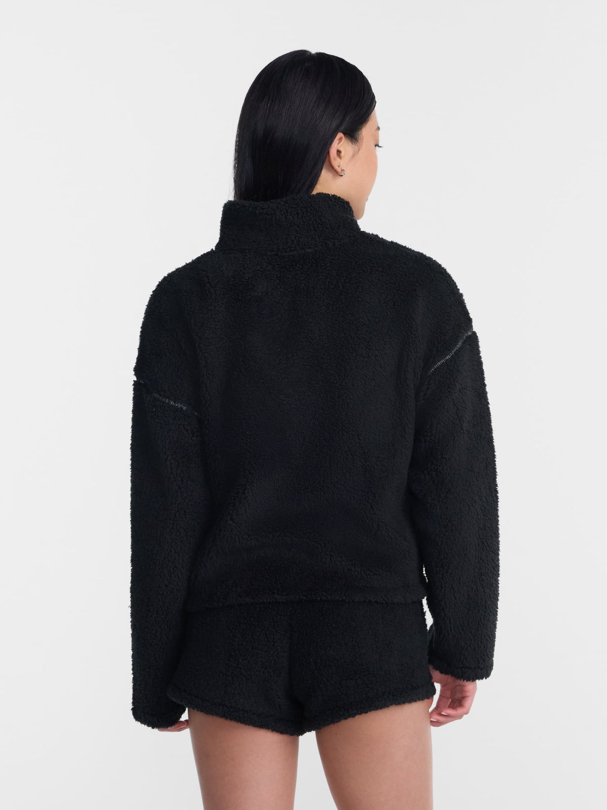 No Boundaries Faux Shearling Plush Pullover para mujer, NOB Black Soot, detalle del acabado de la prenda #color_NOB Black Soot