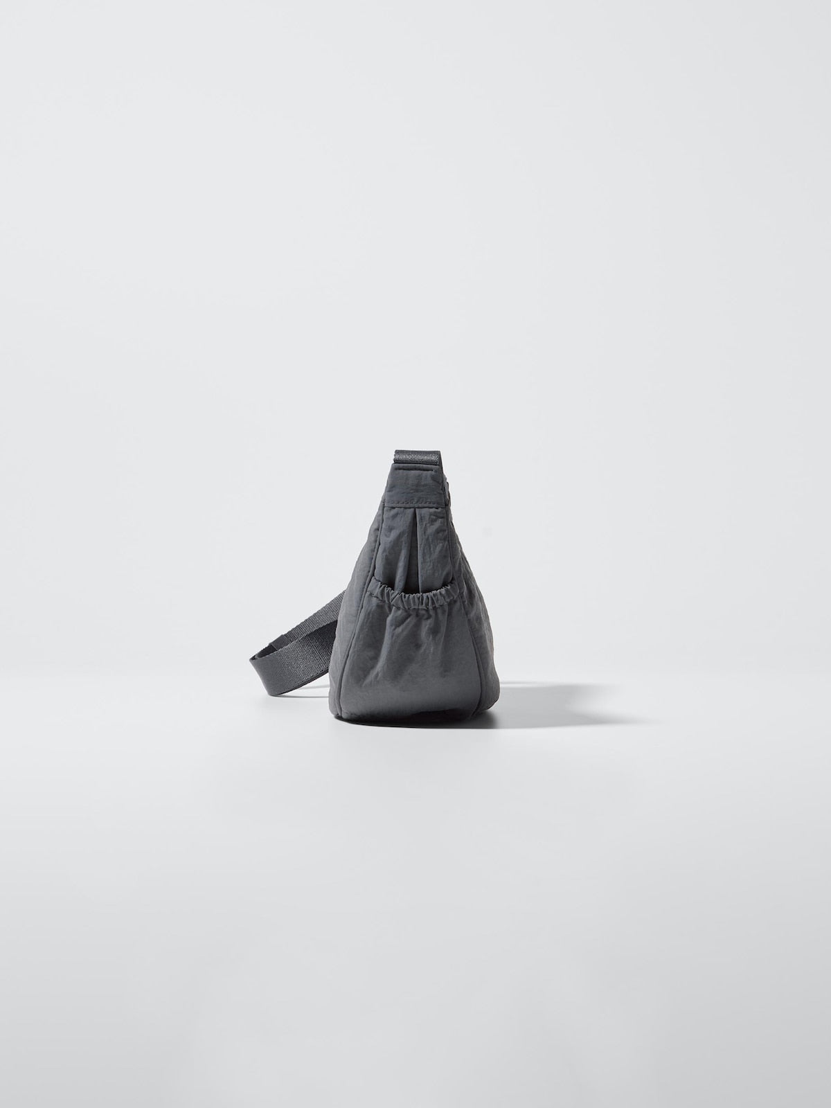 UNIQLO Round Mini Shoulder Bag detalle interior
