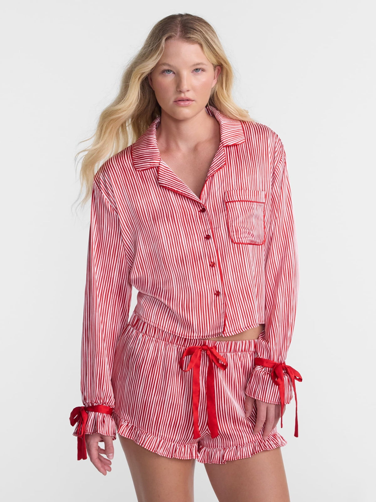 No Boundaries conjunto de pijama satinado de blusa y short en color Cherry Tomato #color_NOB Cherry Tomato