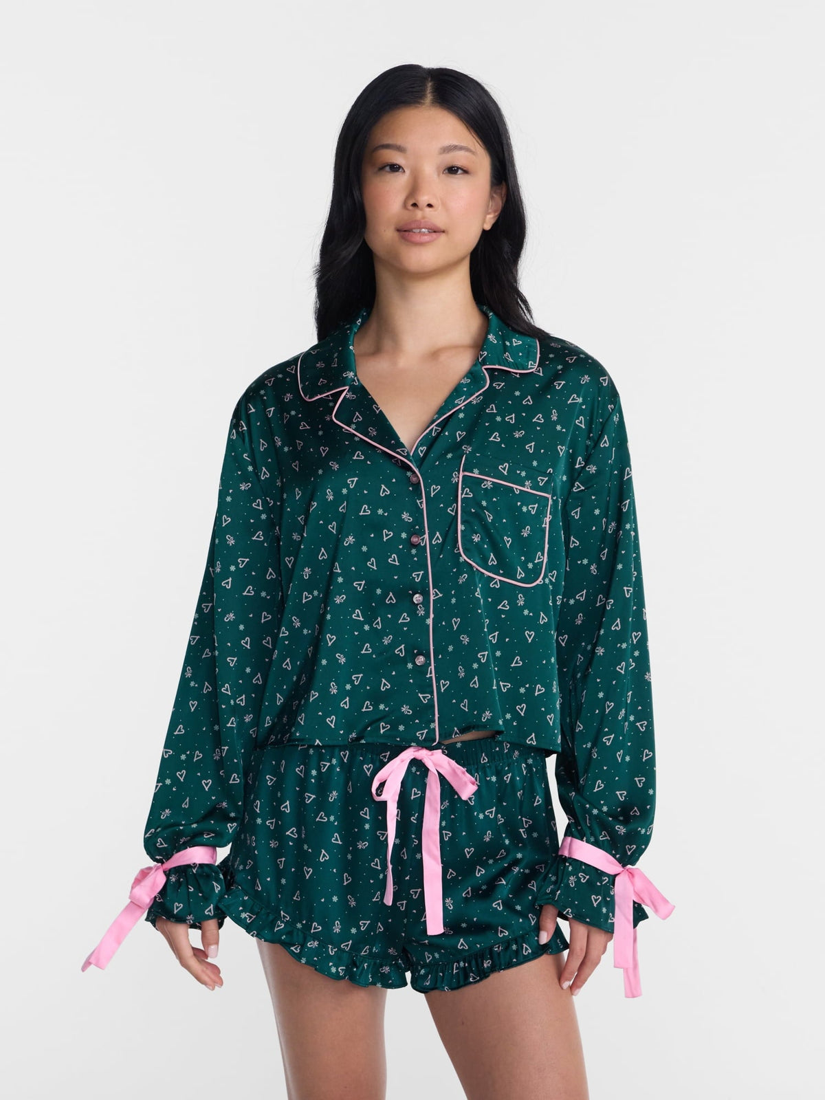No Boundaries conjunto de pijama satinado de blusa y short en color Green Fingerpaint #color_NOB Green Fingerpaint