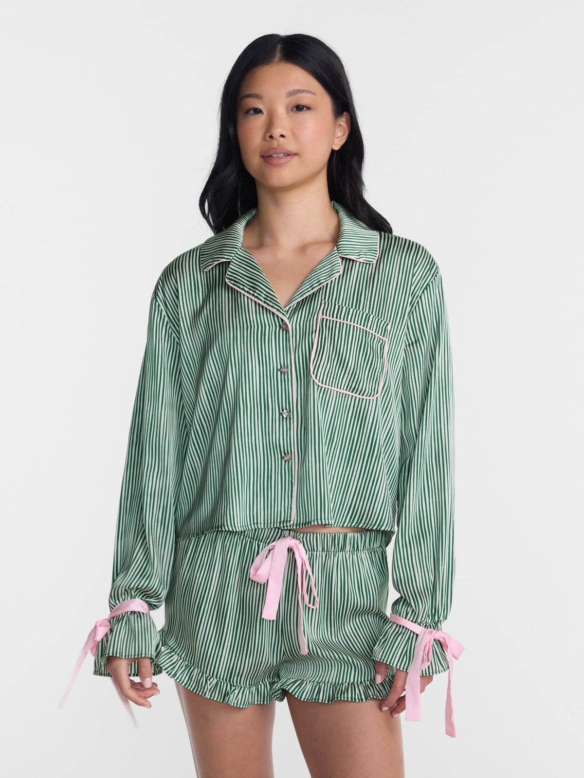 No Boundaries conjunto de pijama satinado de blusa y short en color Green Wave #color_NOB Green Wave