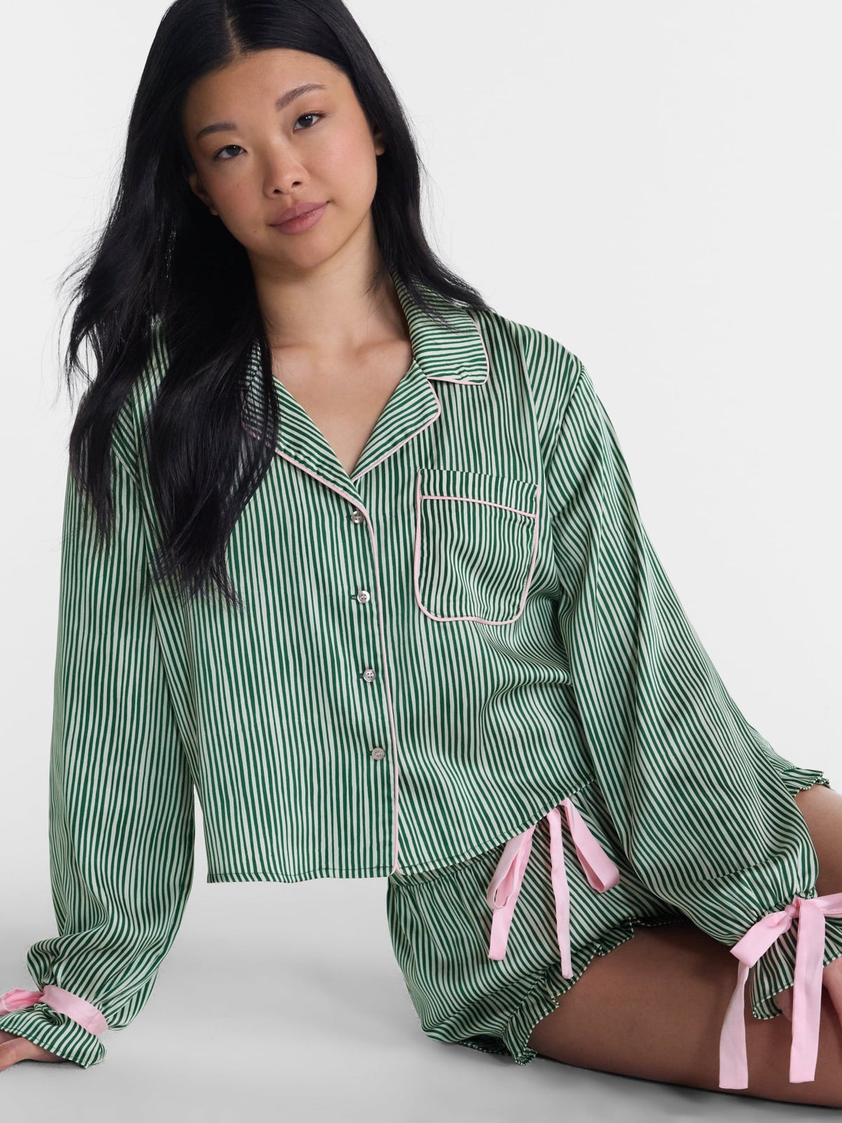 No Boundaries blusa y short de pijama Holiday Satin en Green Wave #color_NOB Green Wave