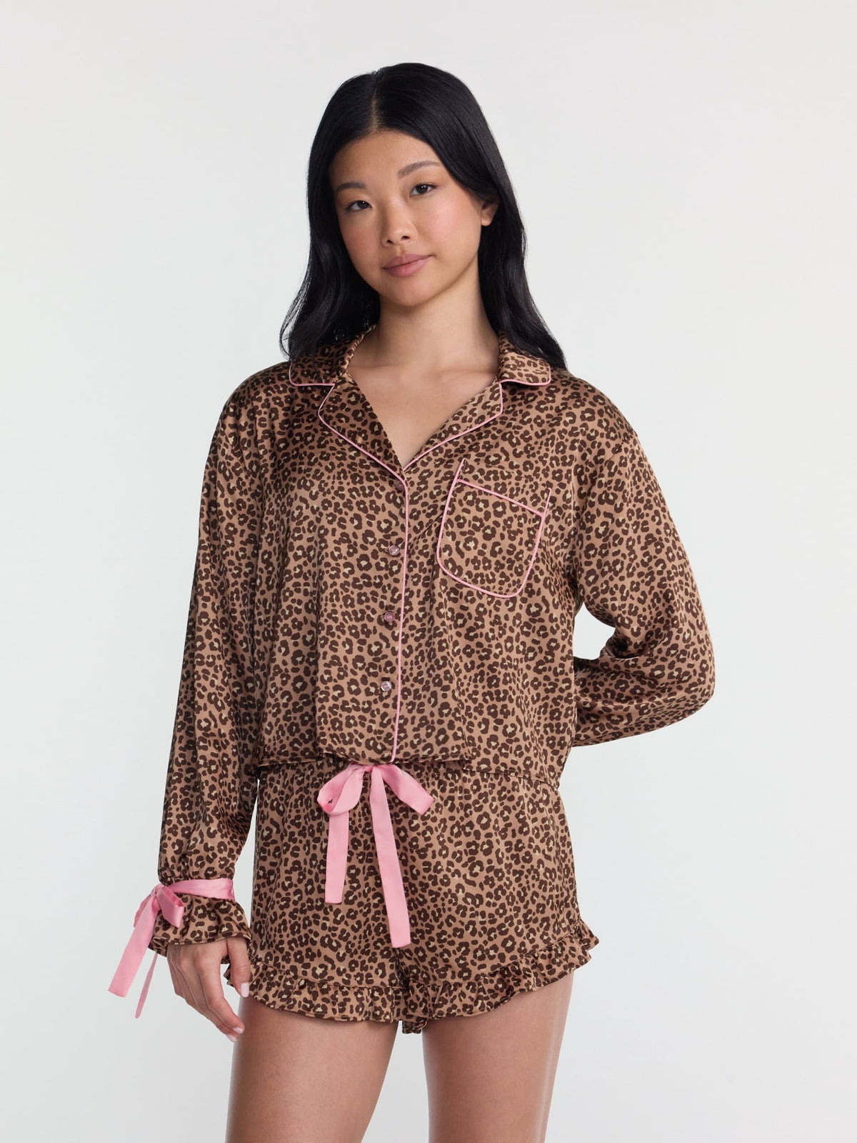 No Boundaries conjunto de pijama satinado de blusa y short en color Root Beer Float #color_NOB Root Beer Float