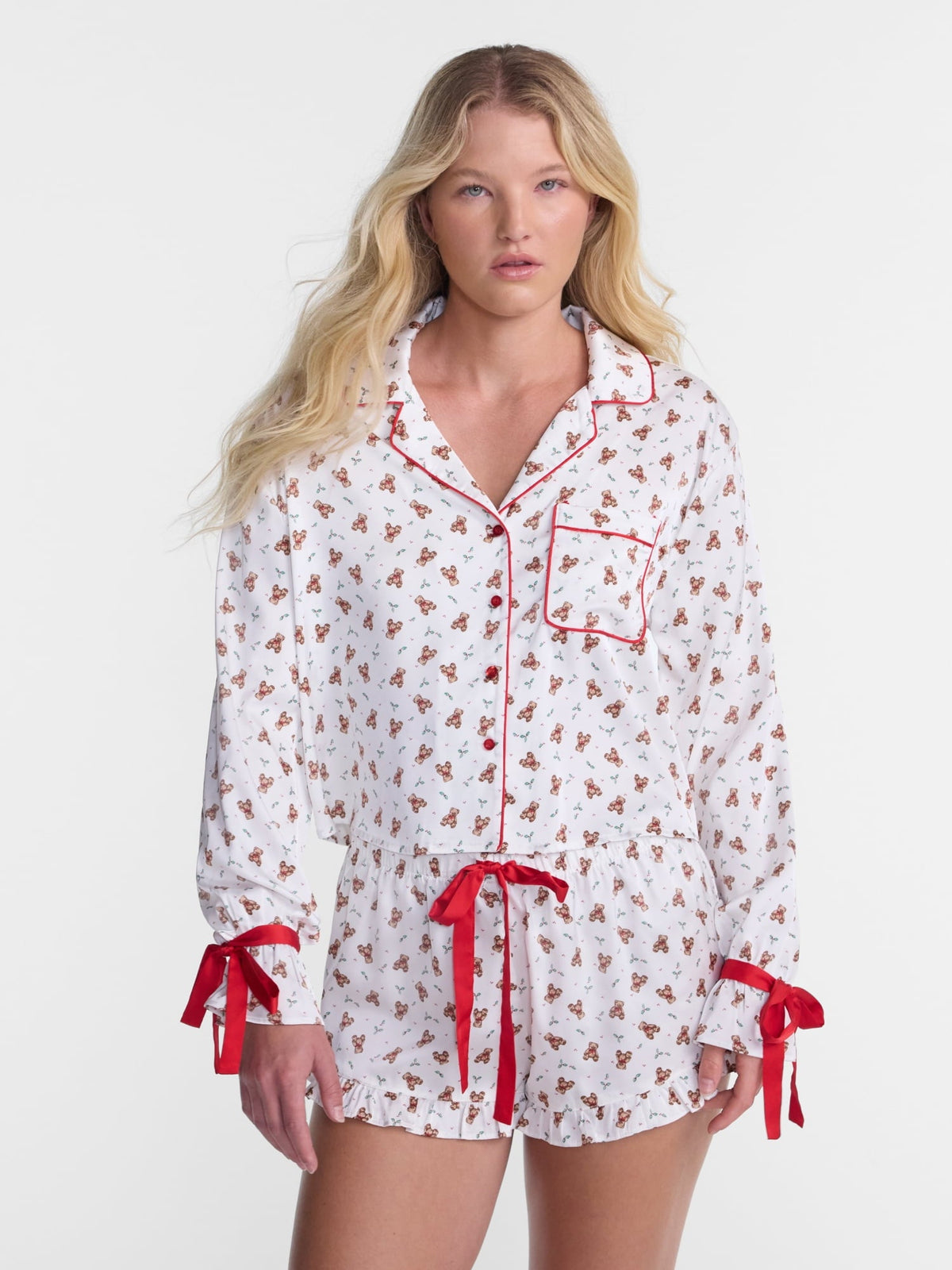 No Boundaries conjunto de pijama satinado de blusa y short en color Winter White #color_NOB Winter White