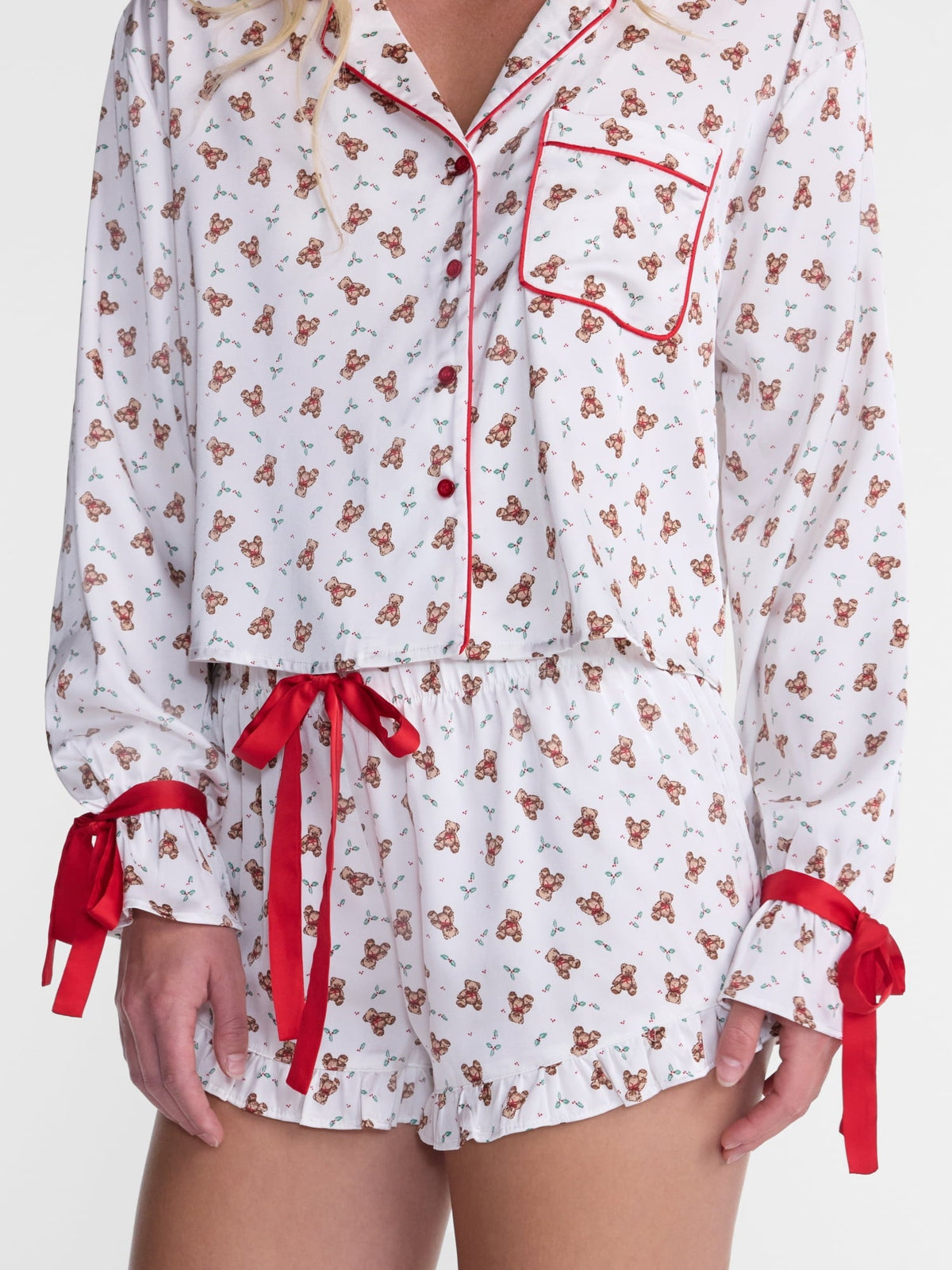 No Boundaries blusa y short de pijama Holiday Satin en Winter White #color_NOB Winter White