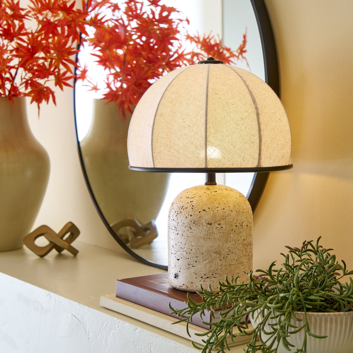 Lámpara de mesa Better Homes & Gardens Tan Travertine vista decorativa #color_Tan Travertine