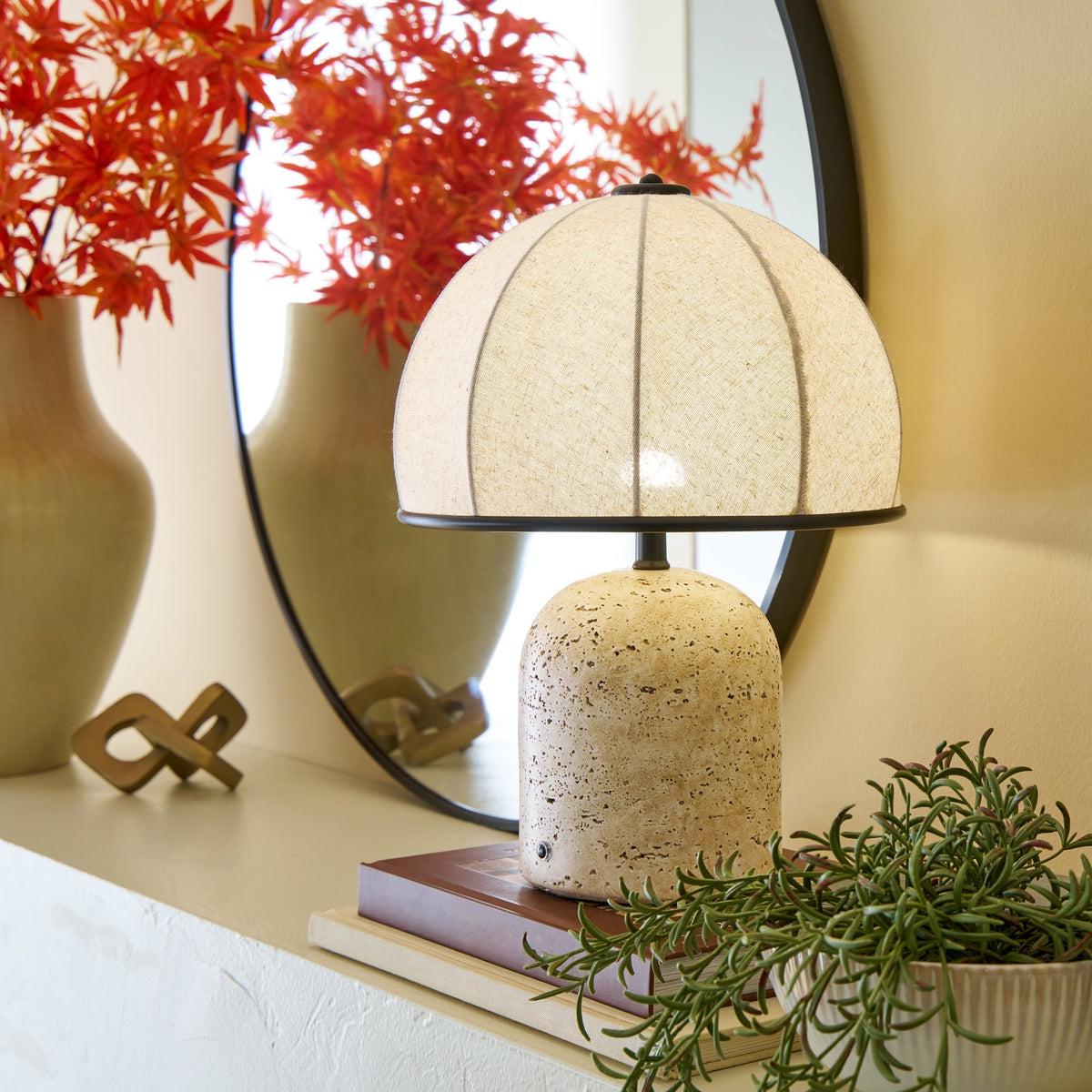 Lámpara de mesa Tan Travertine con base efecto piedra y pantalla dome #color_Tan Travertine