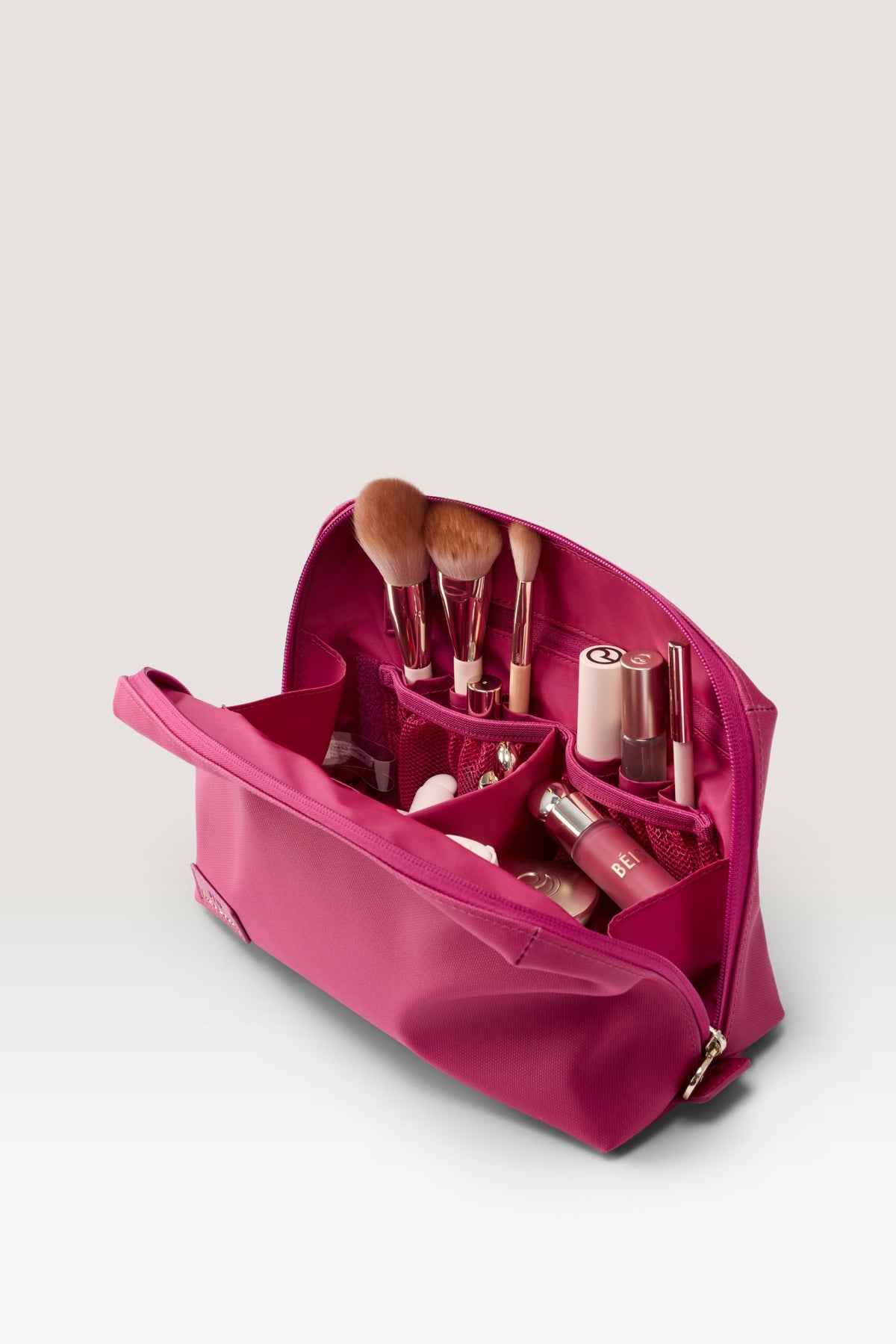 Neceser Rare Beauty BÉIS tamaño M abierto con bolsillos internos para brochas de maquillaje #tamaño_M