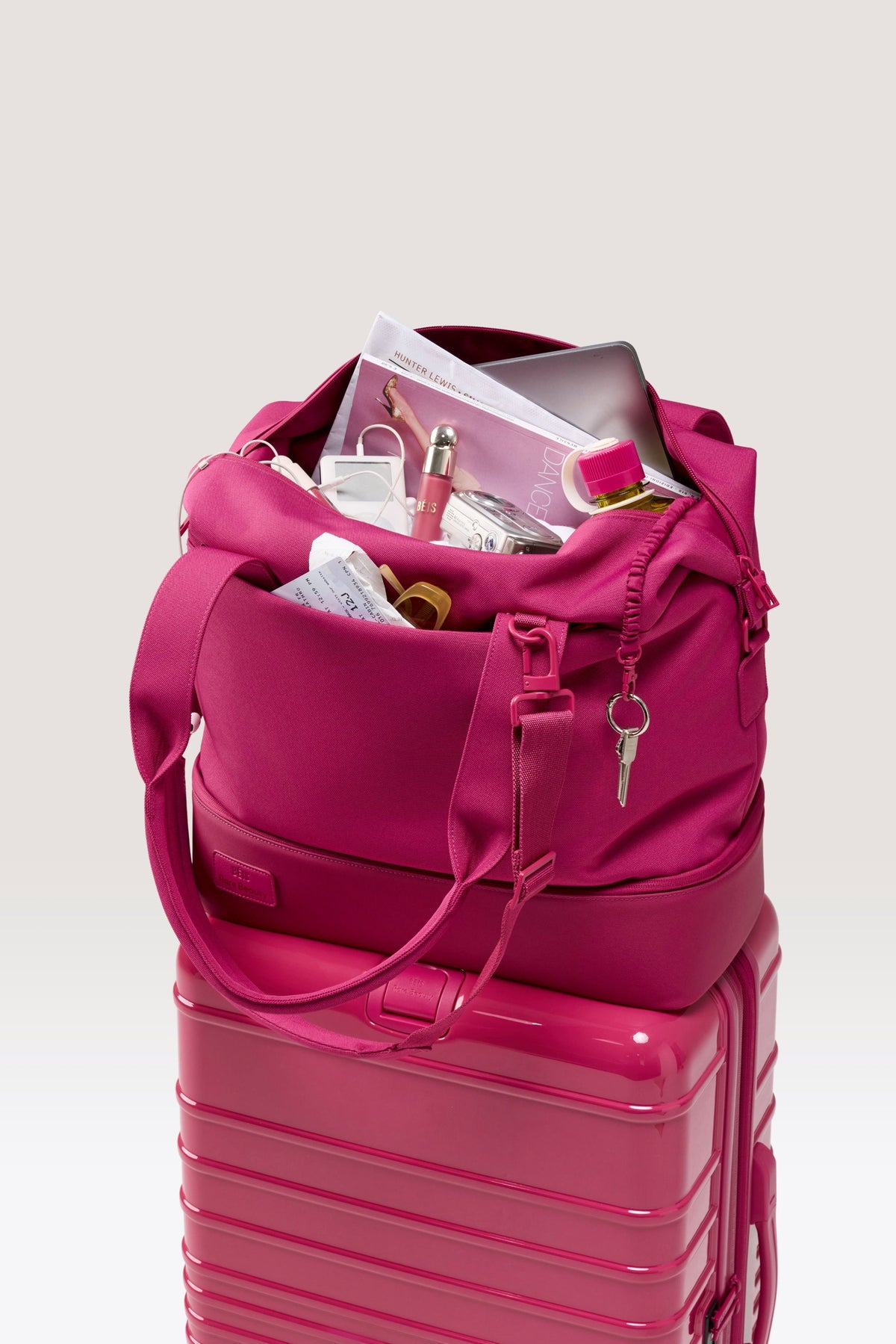 Detalle de la Mini Weekender Limitless BÉIS Rare Beauty con zona de almacenamiento inferior y costuras del bolso