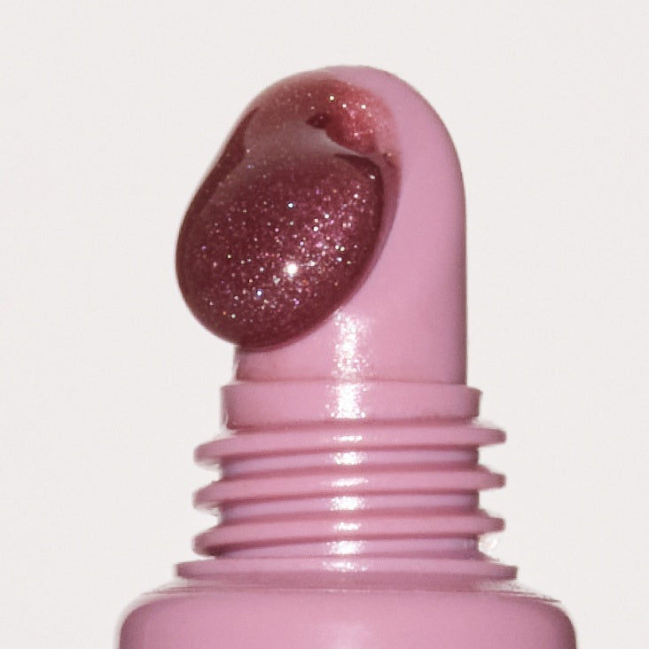 Detalle de la textura de Peptide Lip Tint Pretzel sobre aplicador, tinte labial de acabado brillante malva #color_Sleepy Girl + Pretzel