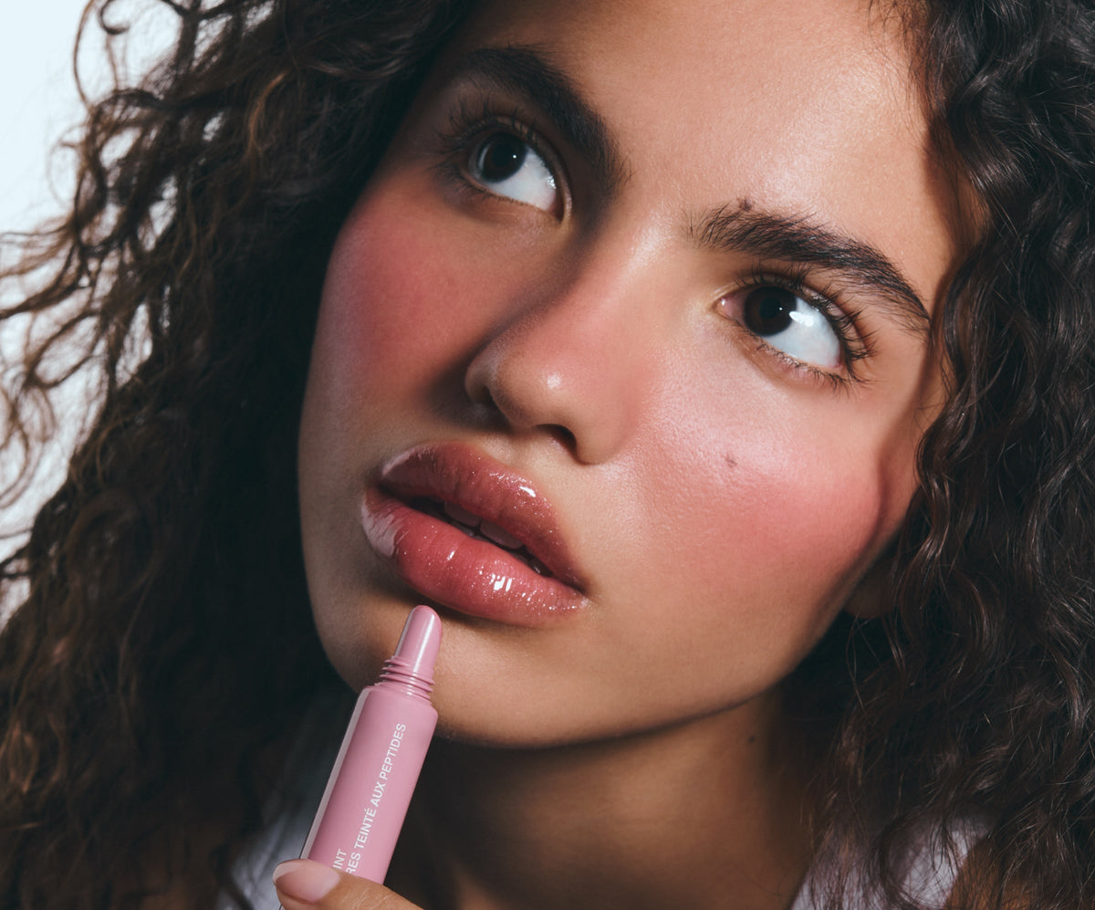 Fotografía del tubo de Rhode Peptide Lip Tint Pretzel, tinte para labios tono malva con destellos #color_Sleepy Girl + Pretzel