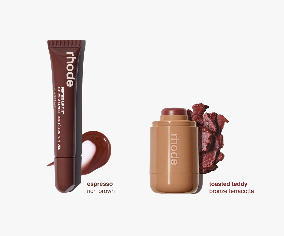 Rhode Pocket Blush Toasted Teddy terracota junto a Peptide Lip Tint Espresso café, detalle de ambos tonos #color_Toasted Teddy + Espresso