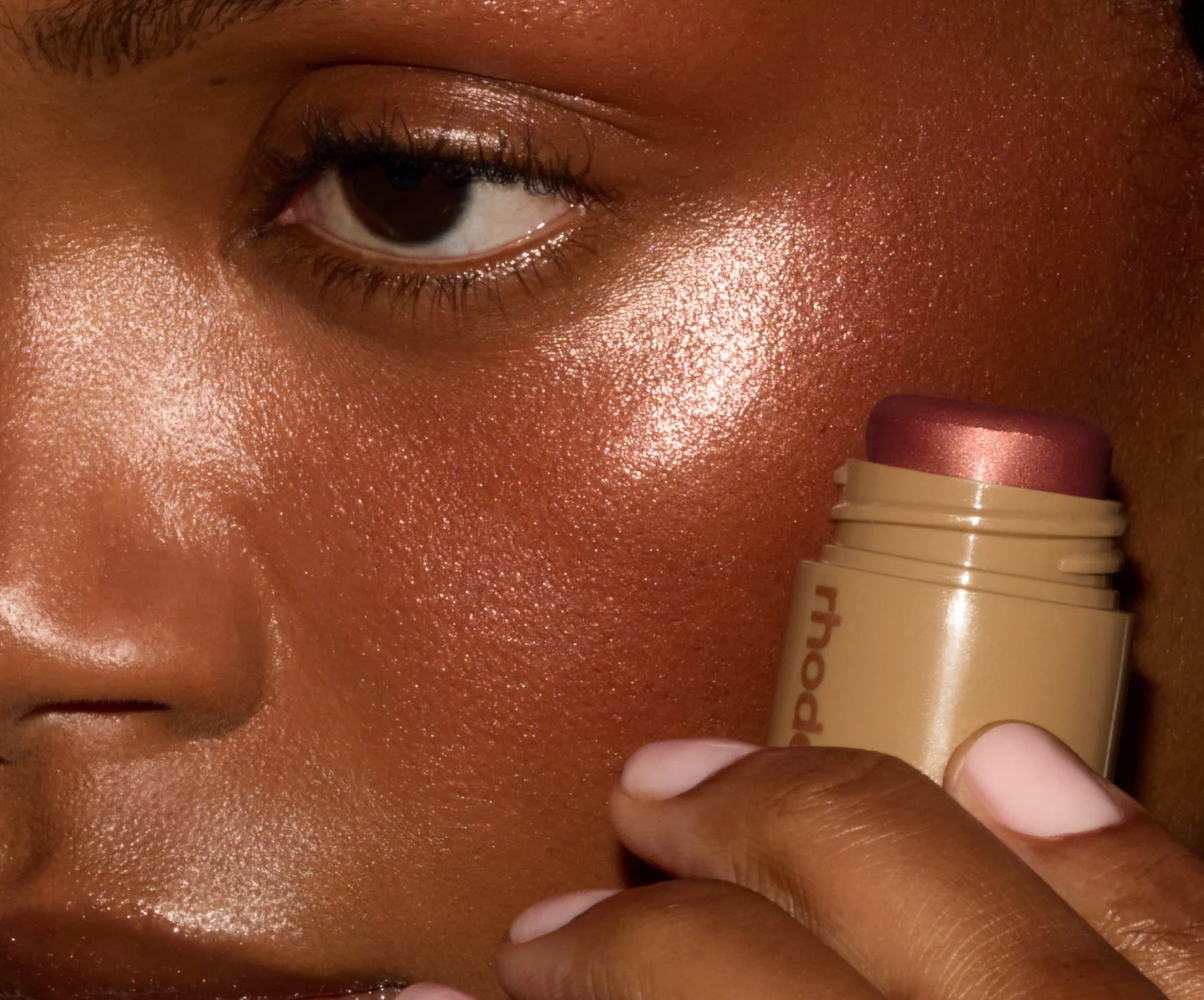 Swatch del rubor Rhode Pocket Pearl Monaco con acabado terracota reflectante #color_RS Monaco