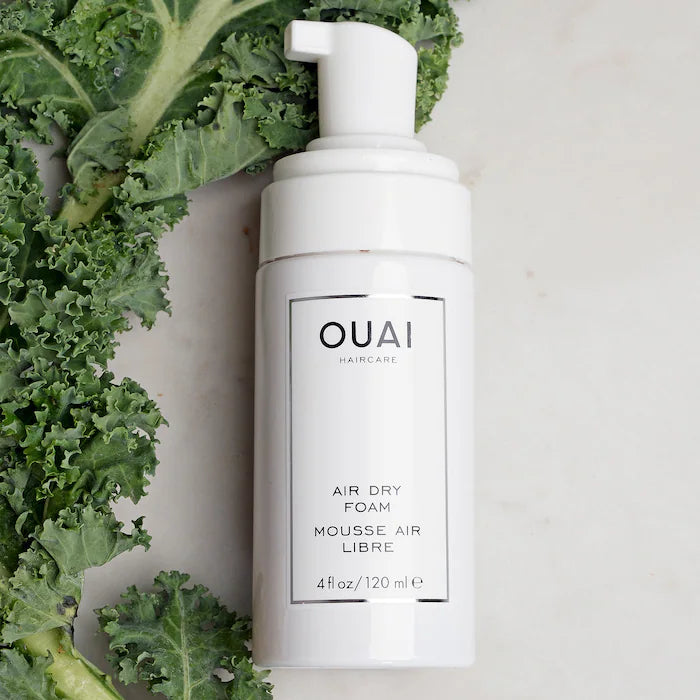 Espuma para peinar OUAI para cabello ondulado y rizado