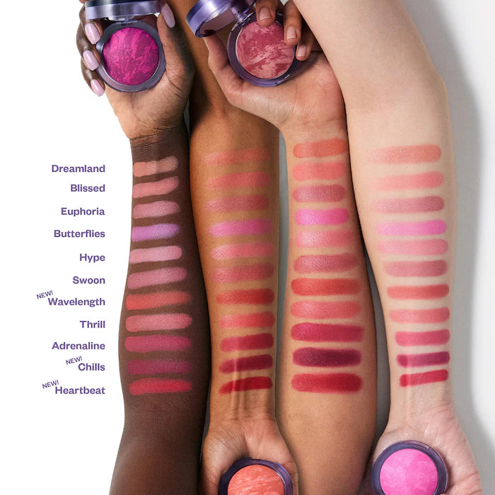 blush en polvo sedoso de Kosas con efecto piel fresca