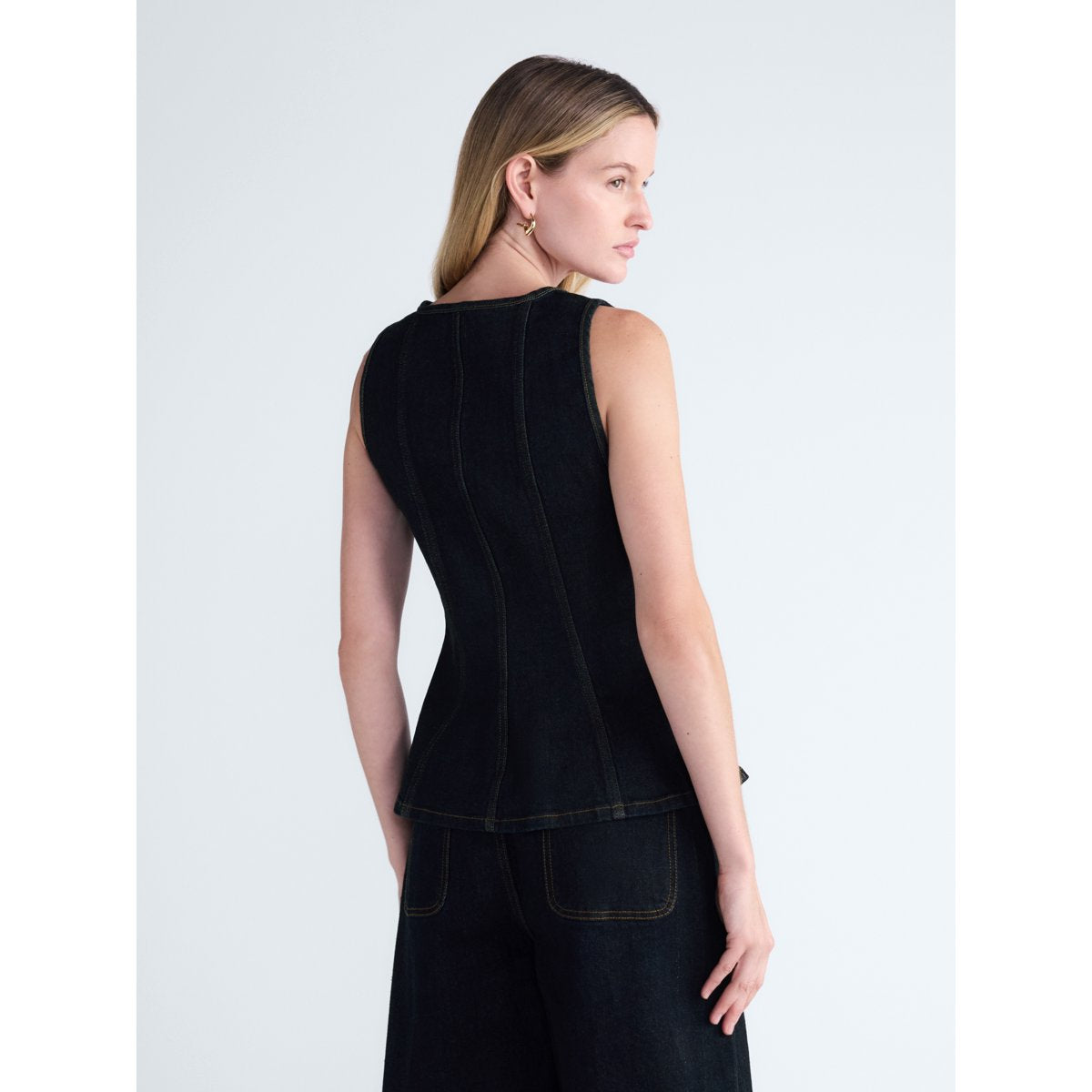 Scoop top de mezclilla Eam Wash sin mangas con costuras estructuradas #color_SCOOP Eam Wash
