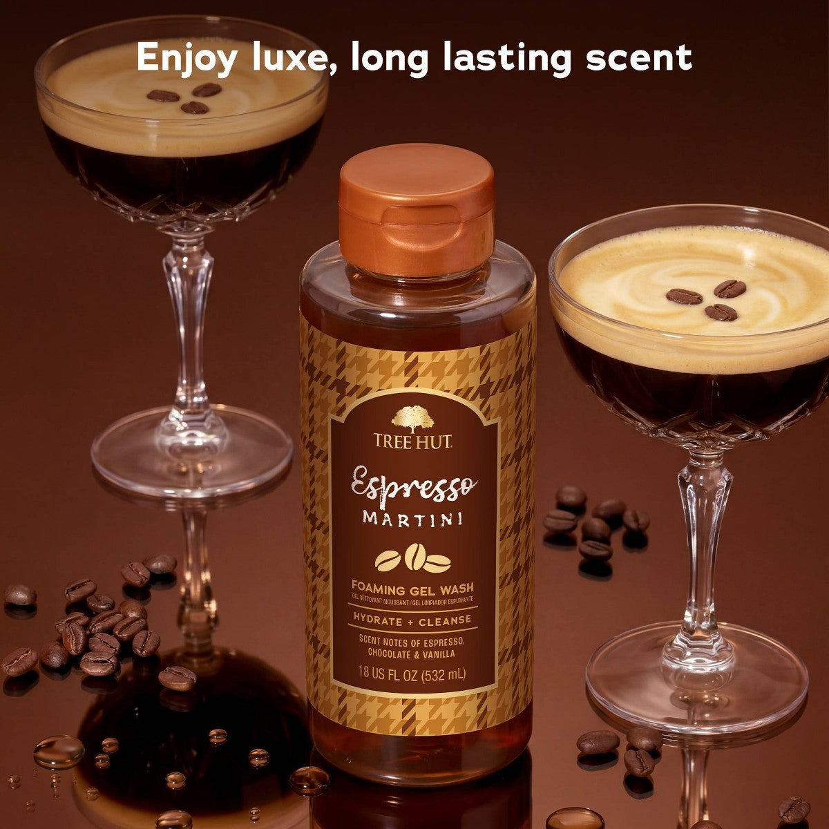 Tree Hut Espresso Martini gel de baño junto a granos de café y copas decorativas